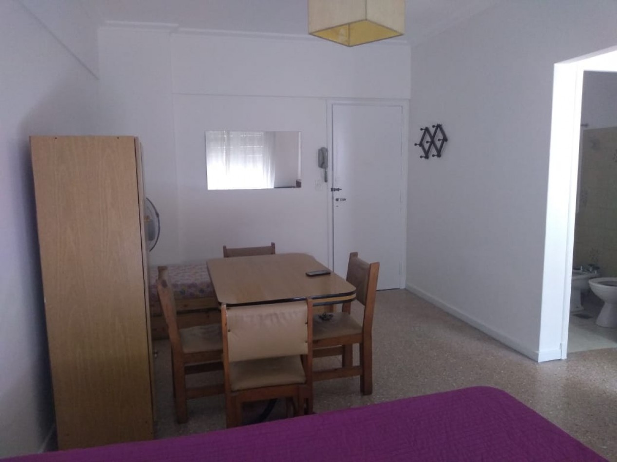 Departamento un ambiente a la calle con balcón francés