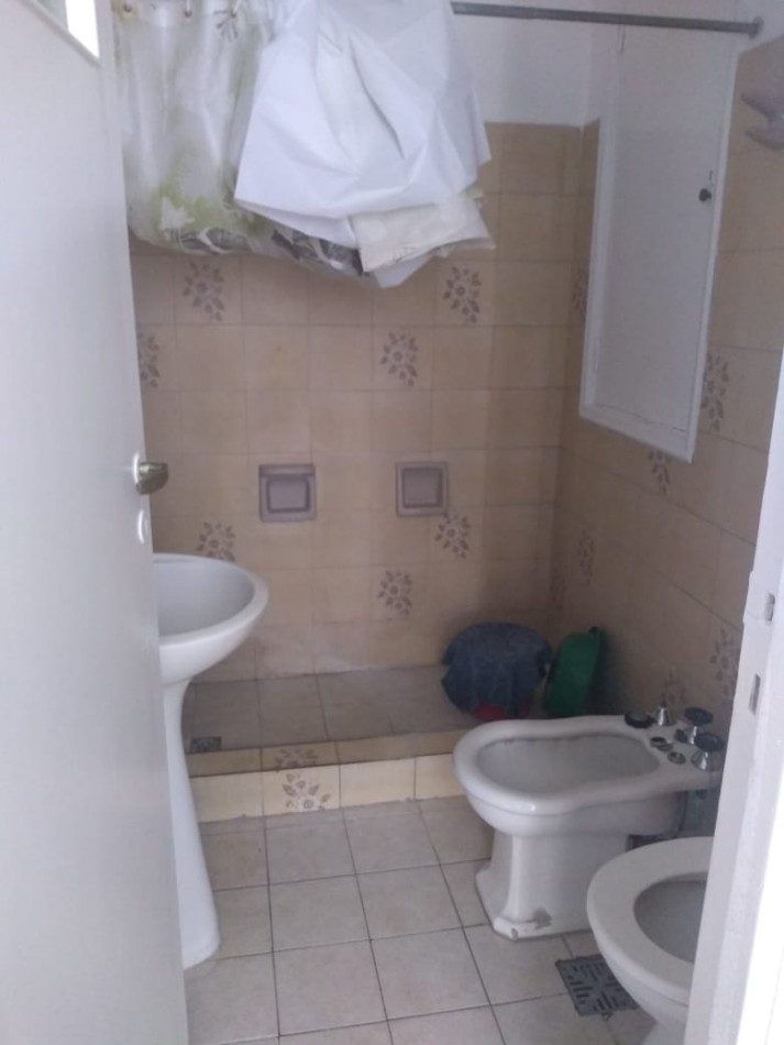 Departamento un ambiente a la calle con balcón francés