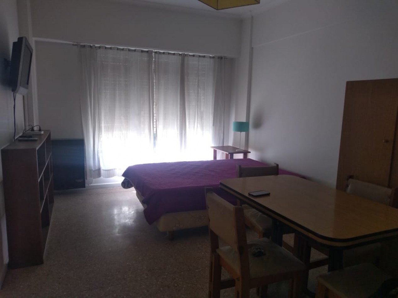 Departamento un ambiente a la calle con balcón francés