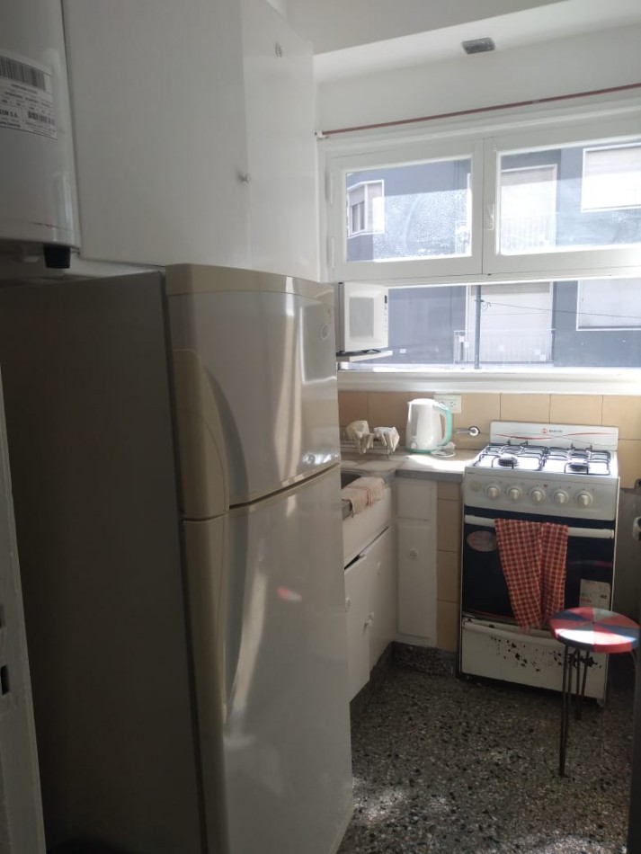 Departamento un ambiente a la calle con balcón francés
