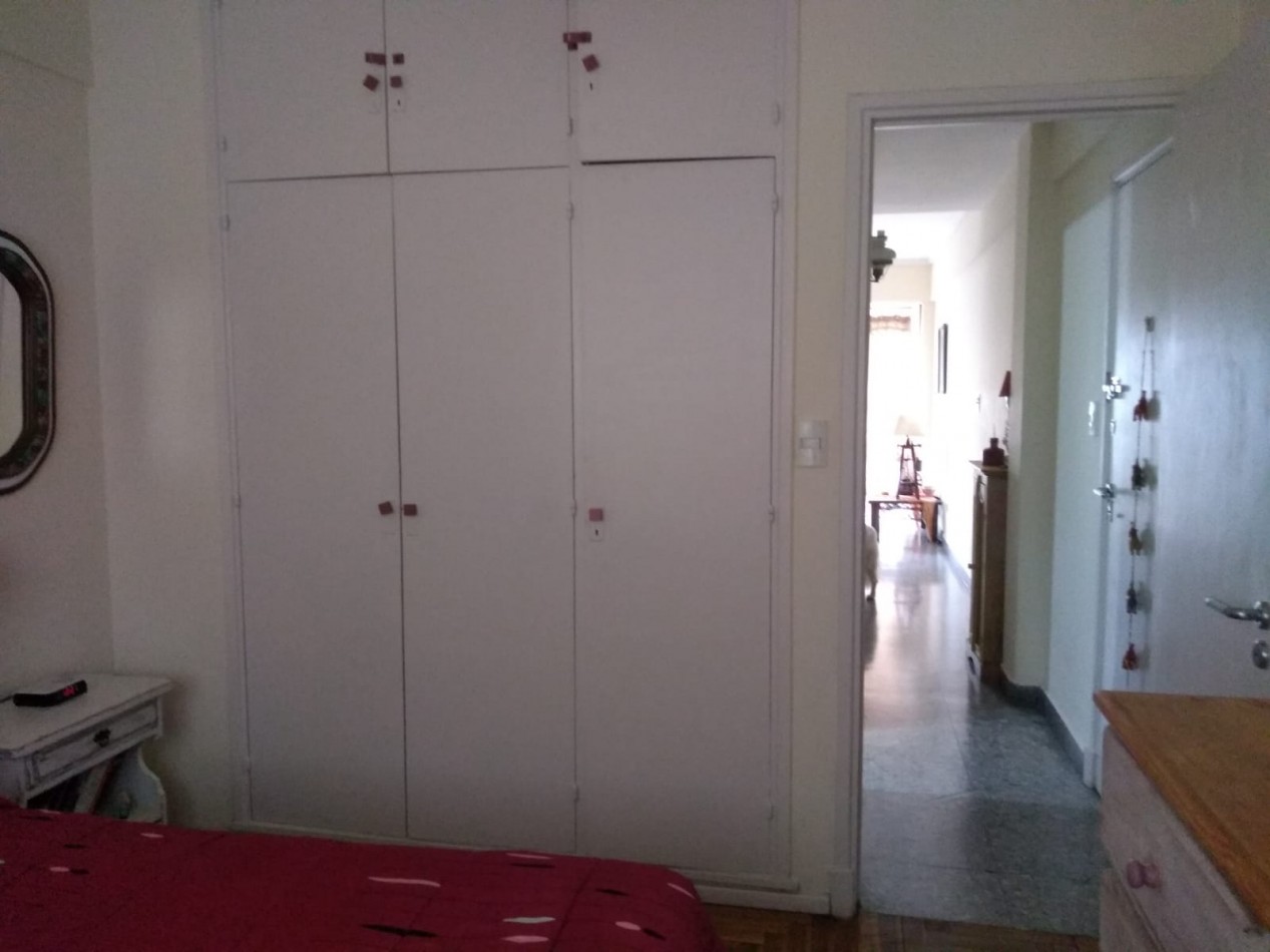 Departamento 2 ambientes a la calle con balcon saliente. Centro