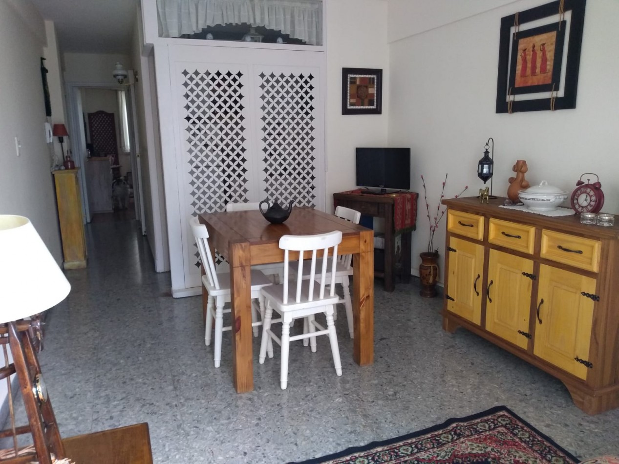 Departamento 2 ambientes a la calle con balcon saliente. Centro