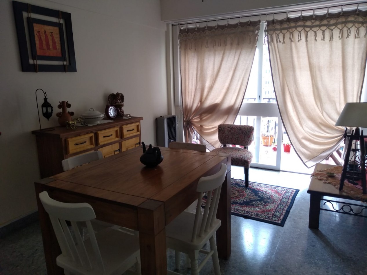 Departamento 2 ambientes a la calle con balcon saliente. Centro