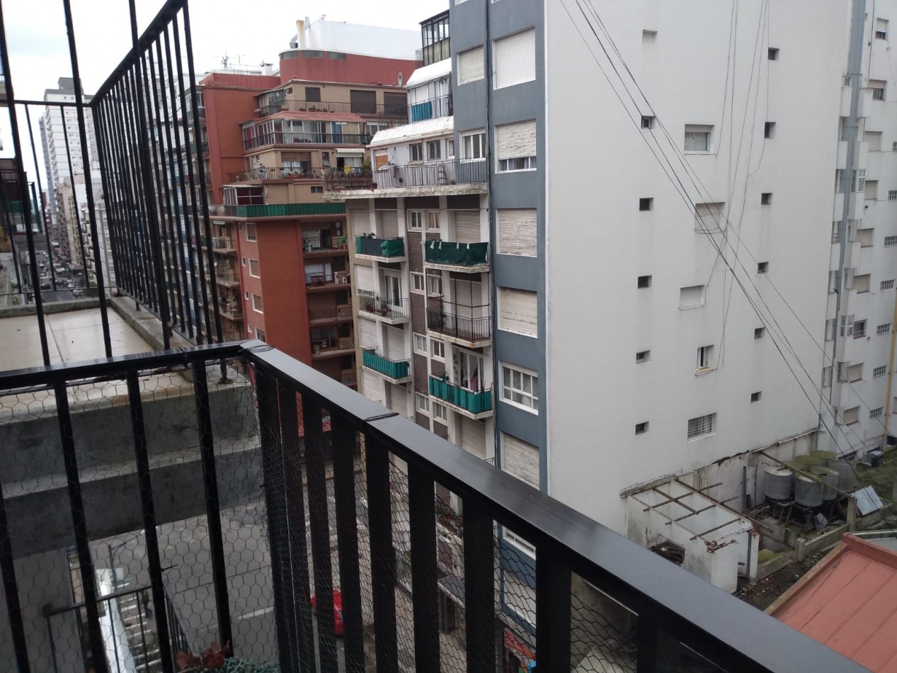 Departamento 2 ambientes a la calle con balcon saliente. Centro