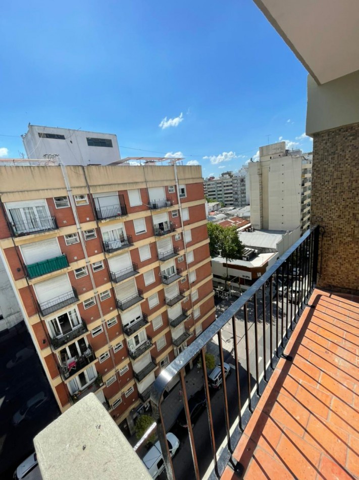 Departamento 2 ambientes a la calle con balcon saliente. Macrocentro