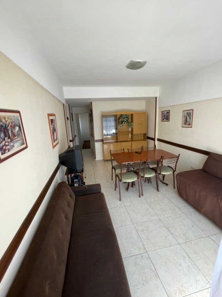 Departamento 2 ambientes a la calle con balcon saliente. Macrocentro