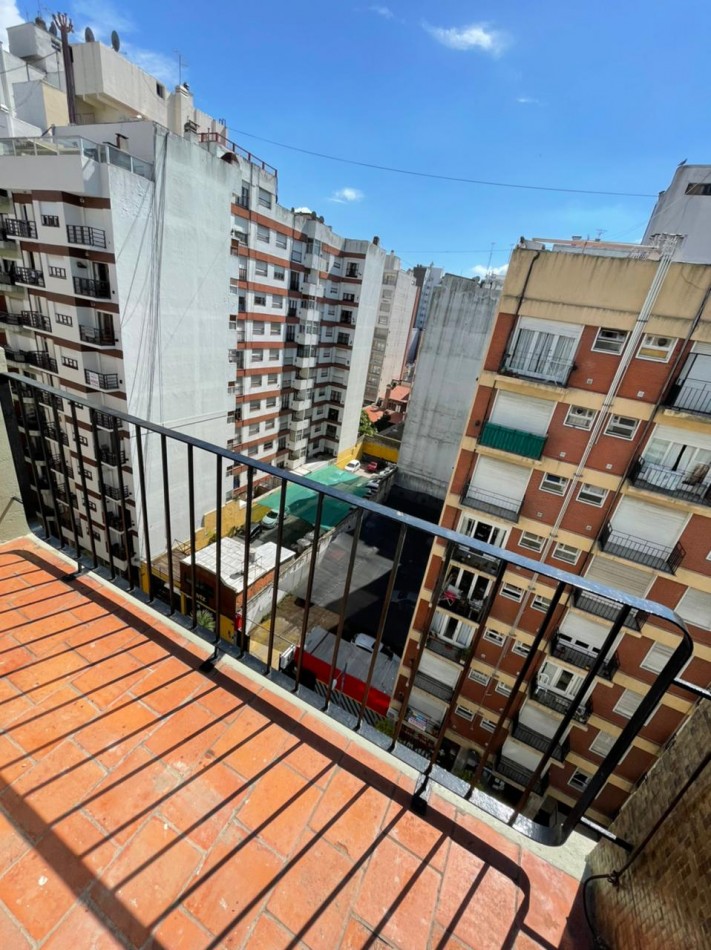 Departamento 2 ambientes a la calle con balcon saliente. Macrocentro