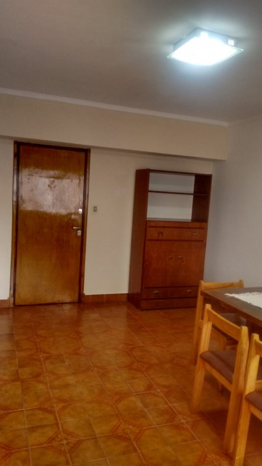 Departamento 2 ambientes al contrafrente luminoso con cochera. Zona Aldrey
