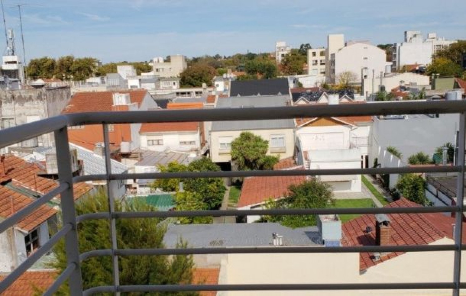 Departamento 2 ambientes contrafrente abierto en duplex con cochera. Zona Guemes.