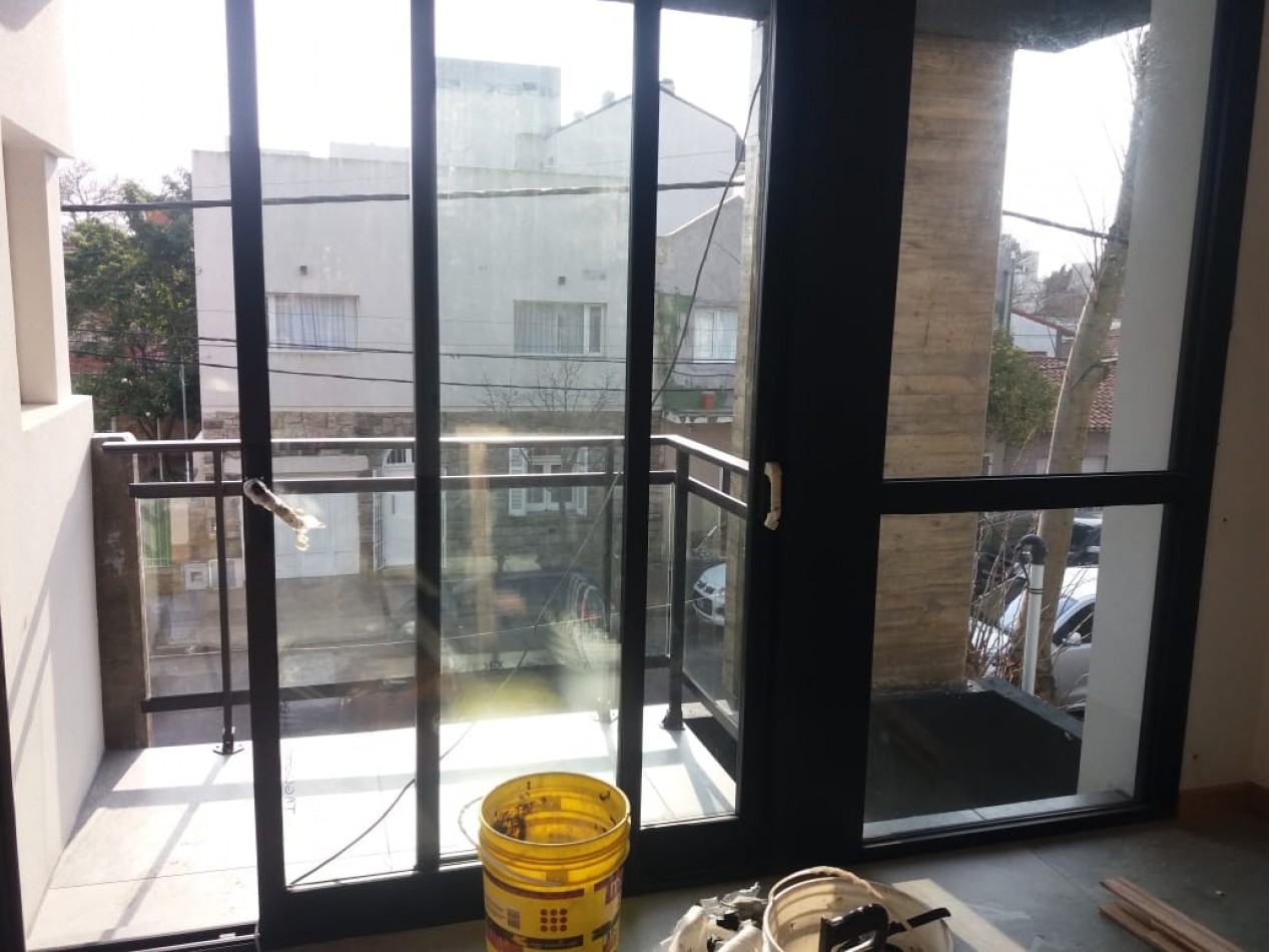 DEPARTAMENTO EN SEMIPISO A ESTRENAR A LA CALLE CON COCHERA DESCUBIERTA. ZONA GUEMES 