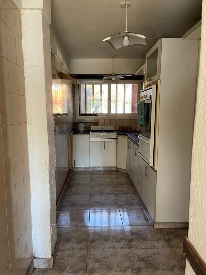 CHALET 5 AMBIENTES EN LOTE PROPIO. PARQUE LURO