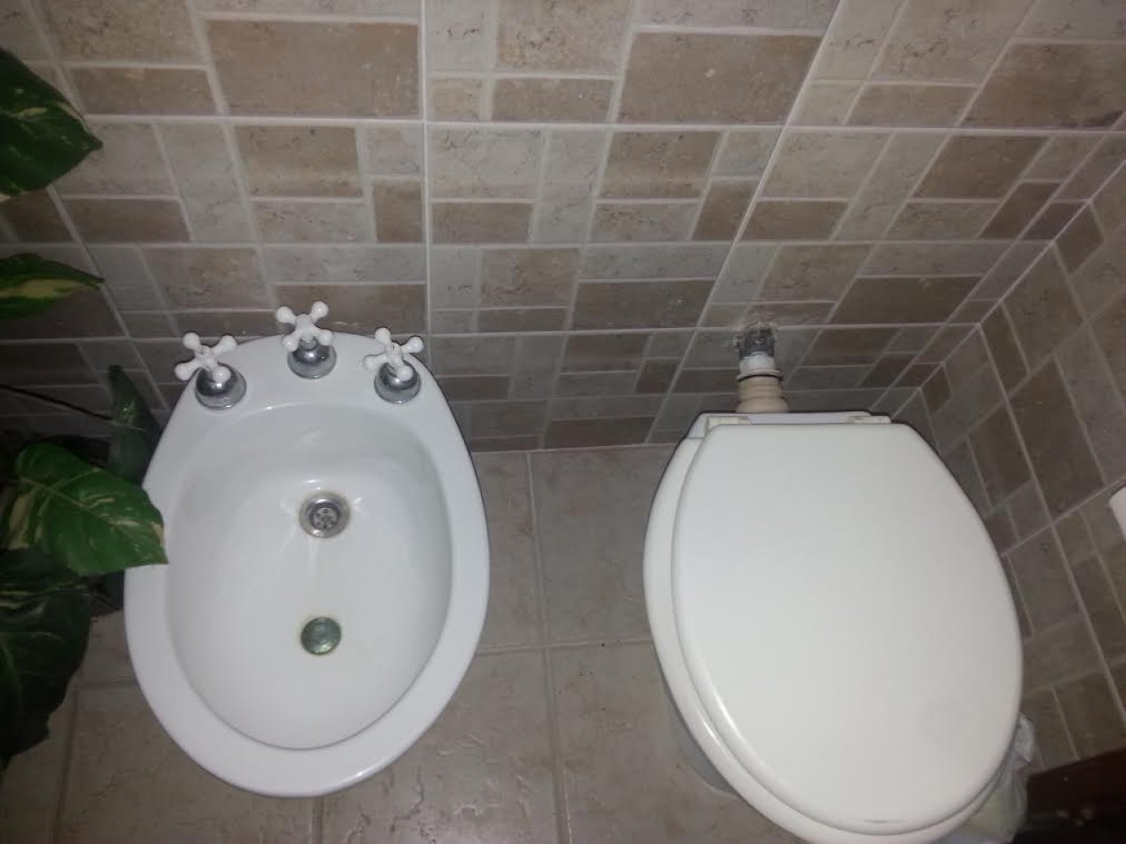 CHALET 5 AMBIENTES EN LOTE PROPIO. PARQUE LURO