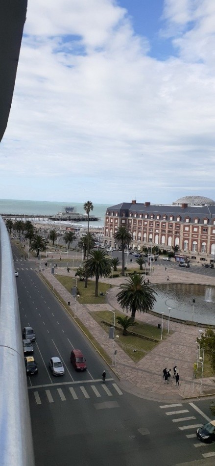 DEPARTAMENTO 2 AMBIENTES AL FRENTE CON BALCON ATERRAZADO CORRIDO CON VISTA PLENA AL MAR Y A LA PLAZA COLON, POSEE COCHERA FIJA CUBIERTA