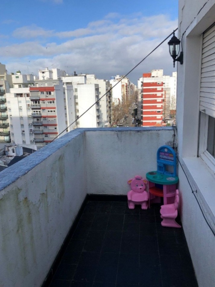 Departamento tres ambientes con dependencia a la calle con balcon saliente. Zona centro
