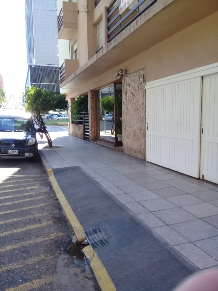 DEPARTAMENTO TRES AMBIENTES CON NDEPENDENCIA A LA CALLE CON BALCON SALIENTE. ZONA CENTRO