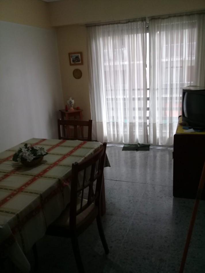 DEPARTAMENTO TRES AMBIENTES CON NDEPENDENCIA A LA CALLE CON BALCON SALIENTE. ZONA CENTRO