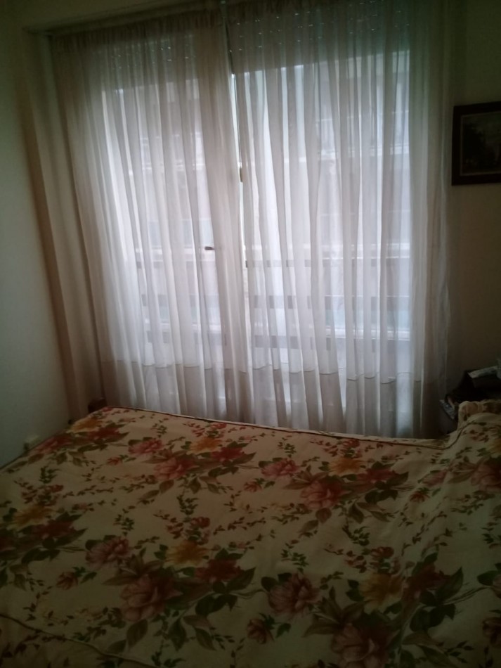 DEPARTAMENTO TRES AMBIENTES CON NDEPENDENCIA A LA CALLE CON BALCON SALIENTE. ZONA CENTRO