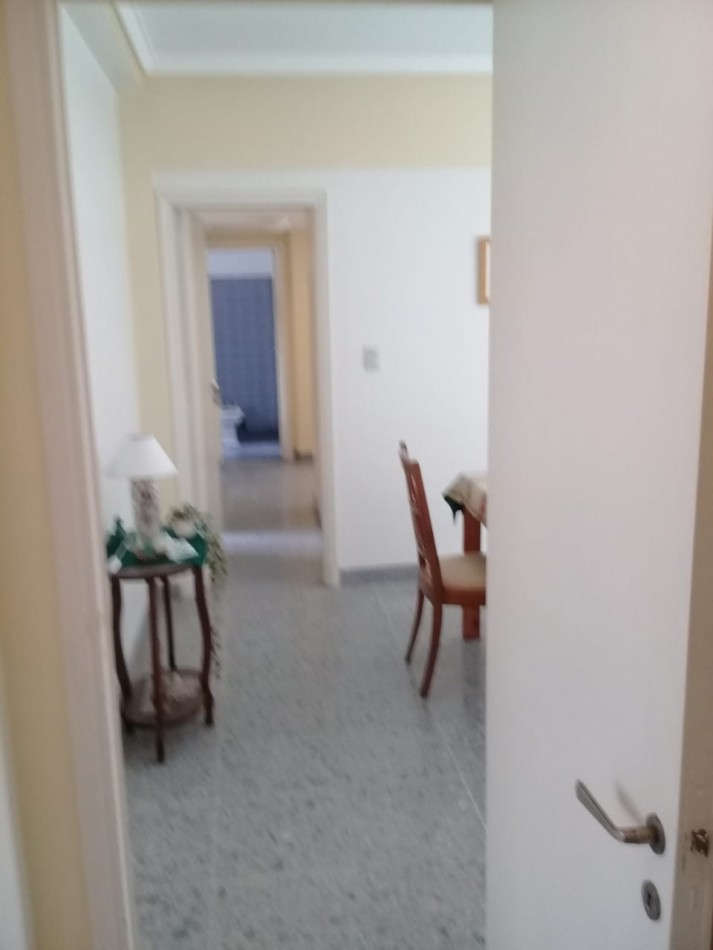DEPARTAMENTO TRES AMBIENTES CON NDEPENDENCIA A LA CALLE CON BALCON SALIENTE. ZONA CENTRO