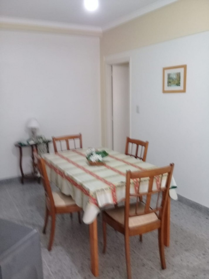 DEPARTAMENTO TRES AMBIENTES CON NDEPENDENCIA A LA CALLE CON BALCON SALIENTE. ZONA CENTRO