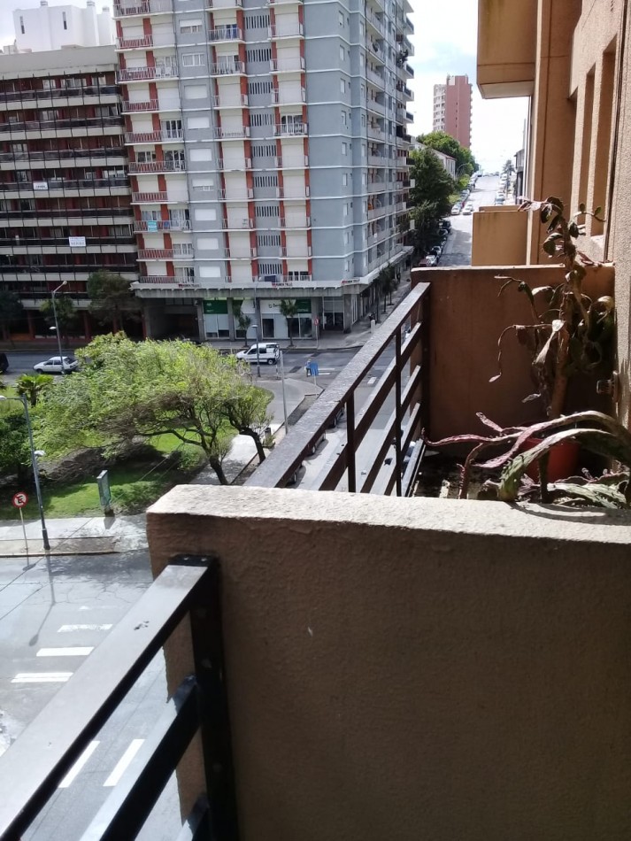 DEPARTAMENTO TRES AMBIENTES CON NDEPENDENCIA A LA CALLE CON BALCON SALIENTE. ZONA CENTRO