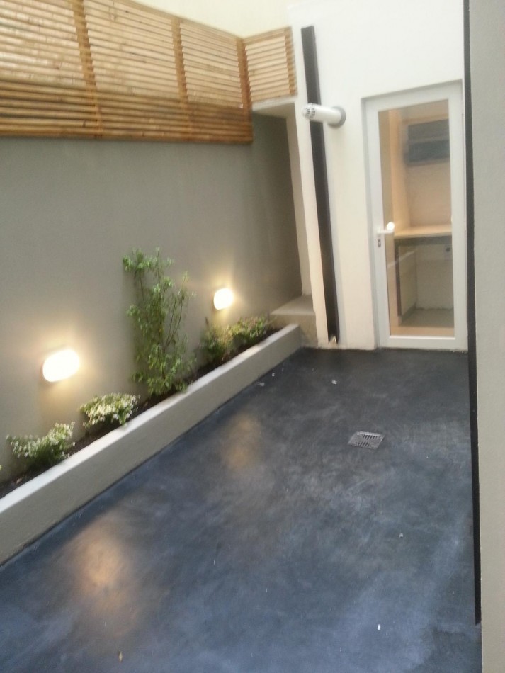Departamento tres ambientes a la calle con cochera. Reciclado. Zona Aldrey