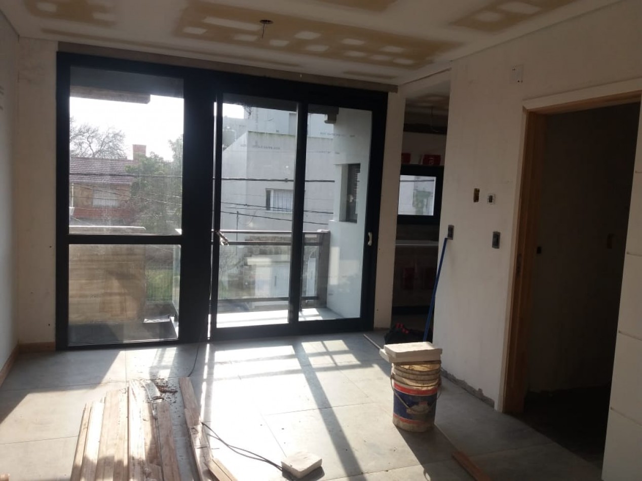 Semipiso de tres ambientes con espacio de cochera a estrenar!!! Zona Guemes