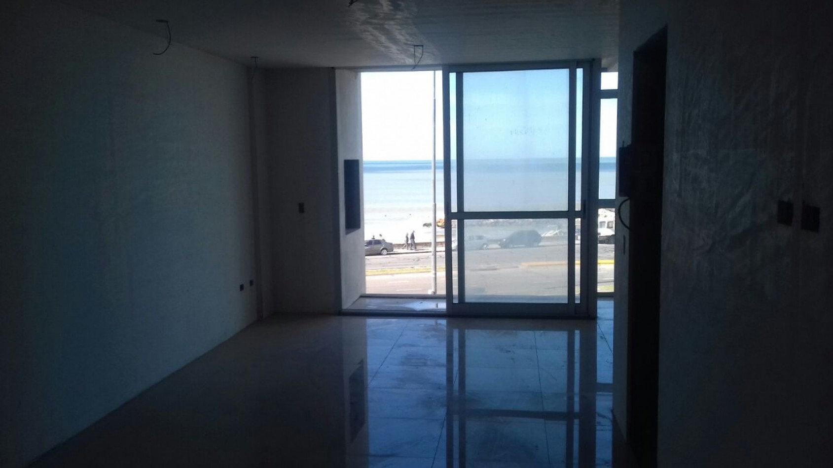 SEMIPISO TRES AMBIENTES A LA CALLE CON VISTA AL MAR Y COCHERA.  A ESTRENAR. ZONA LA PERLA 