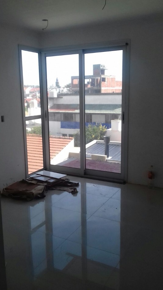 SEMIPISO TRES AMBIENTES A LA CALLE CON VISTA AL MAR Y COCHERA.  A ESTRENAR. ZONA LA PERLA 