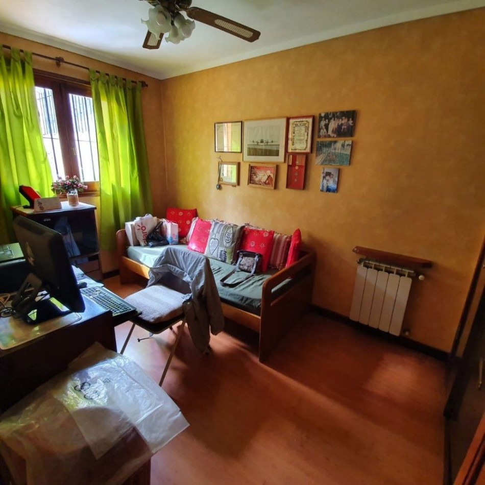 Chalet en P.H. 4 ambientes al frente, totalmente independiente. con cochera. Impecable.
