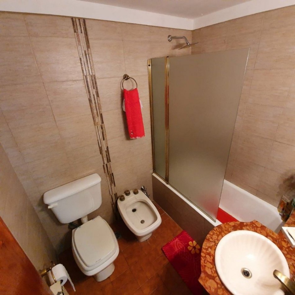 Chalet en P.H. 4 ambientes al frente, totalmente independiente. con cochera. Impecable.