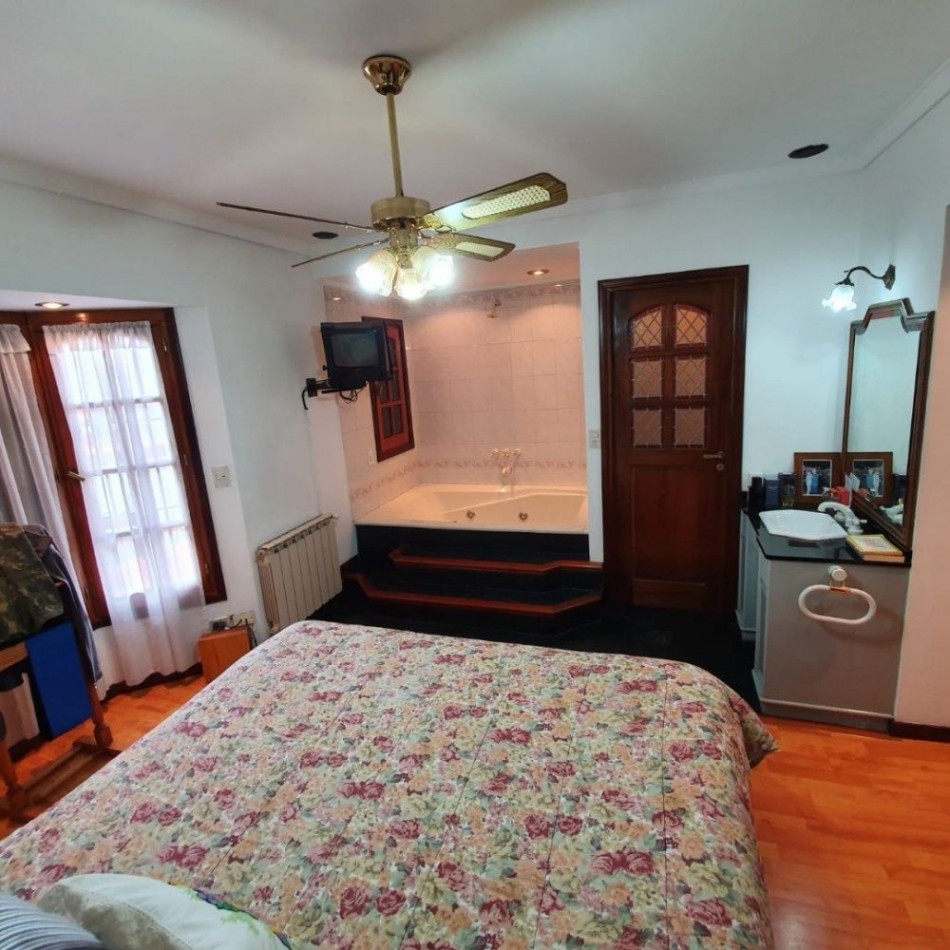 Chalet en P.H. 4 ambientes al frente, totalmente independiente. con cochera. Impecable.