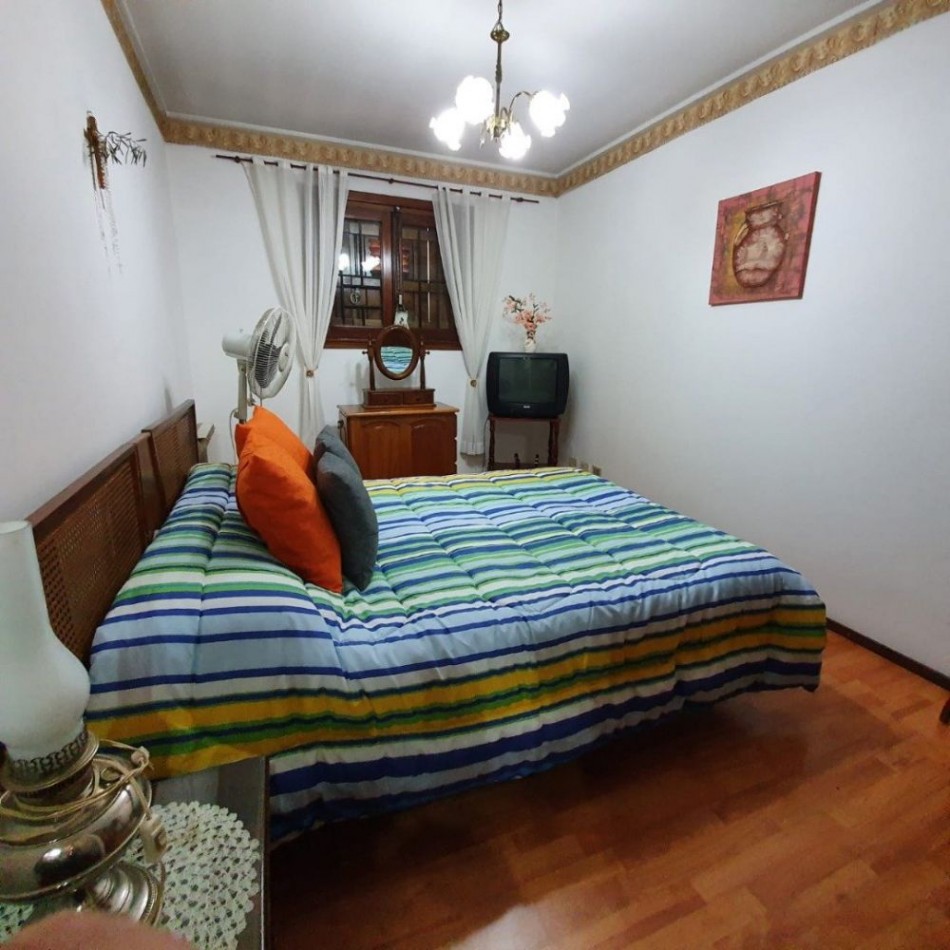Chalet en P.H. 4 ambientes al frente, totalmente independiente. con cochera. Impecable.
