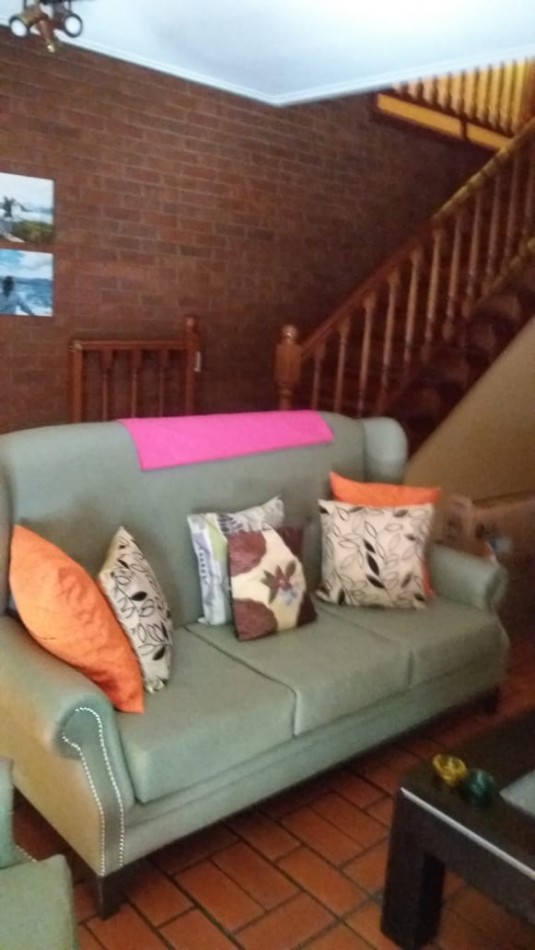 Chalet en P.H. 4 ambientes al frente, totalmente independiente. con cochera. Impecable.