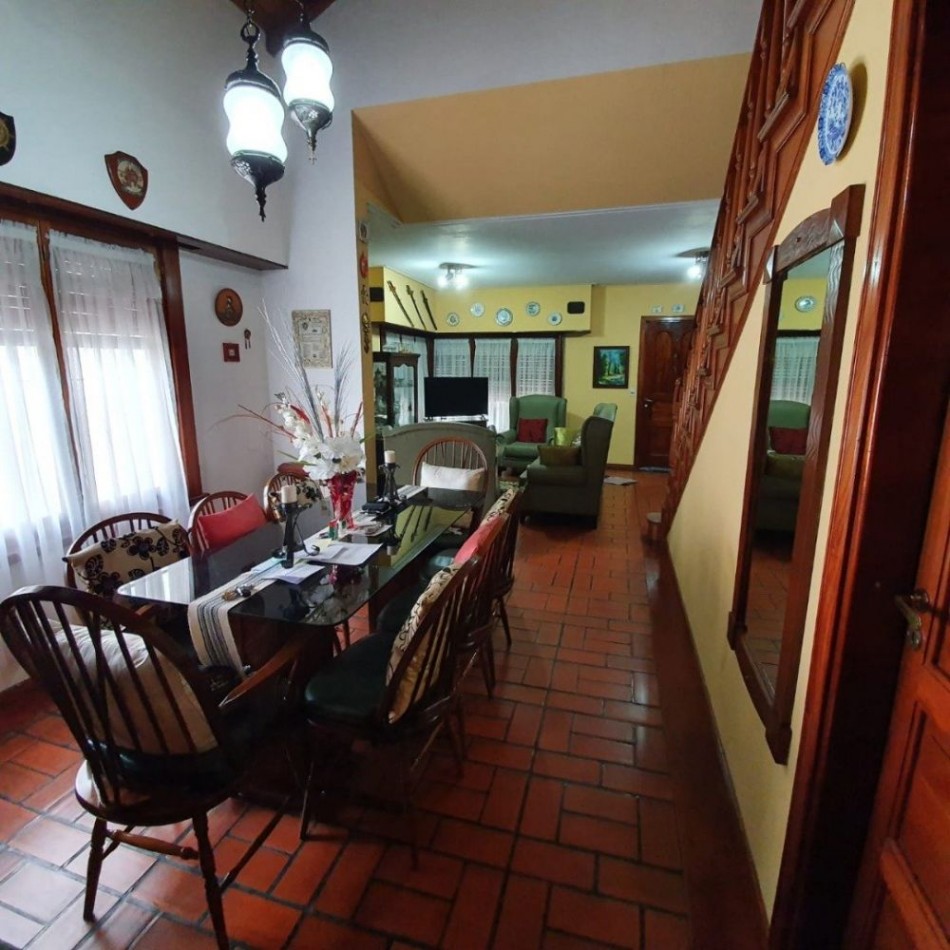 Chalet en P.H. 4 ambientes al frente, totalmente independiente. con cochera. Impecable.