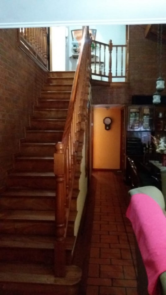 Chalet en P.H. 4 ambientes al frente, totalmente independiente. con cochera. Impecable.