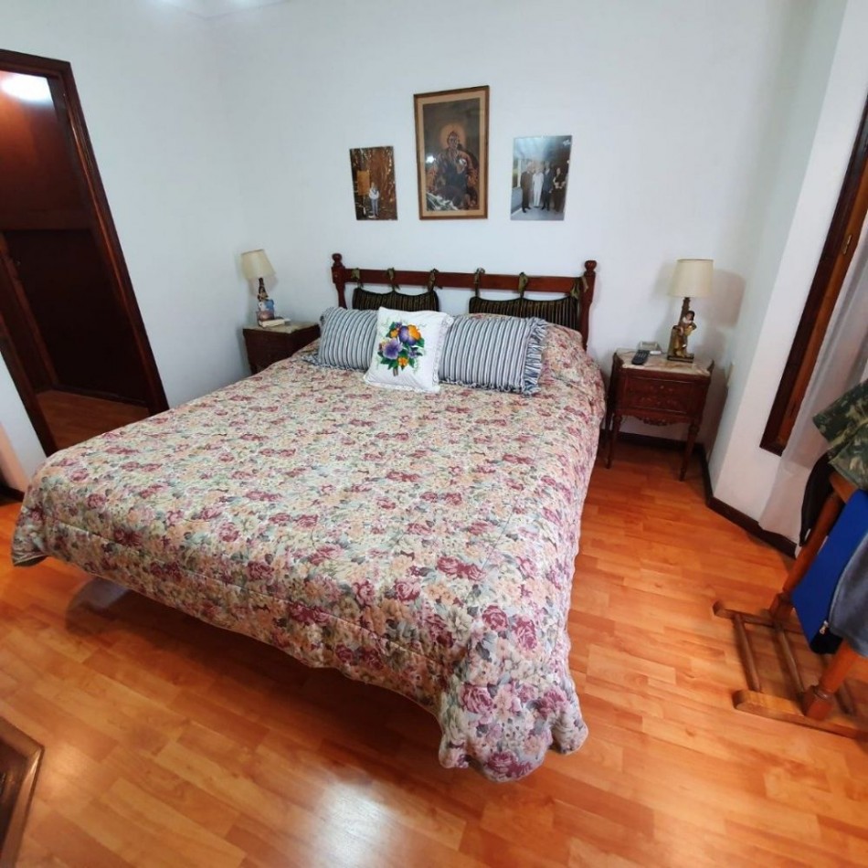 Chalet en P.H. 4 ambientes al frente, totalmente independiente. con cochera. Impecable.
