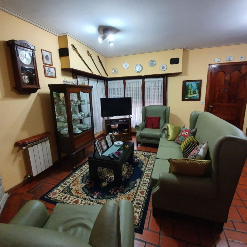 Chalet en P.H. 4 ambientes al frente, totalmente independiente. con cochera. Impecable.