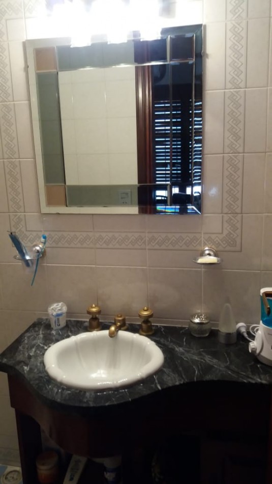 Chalet en P.H. 4 ambientes al frente, totalmente independiente. con cochera. Impecable.
