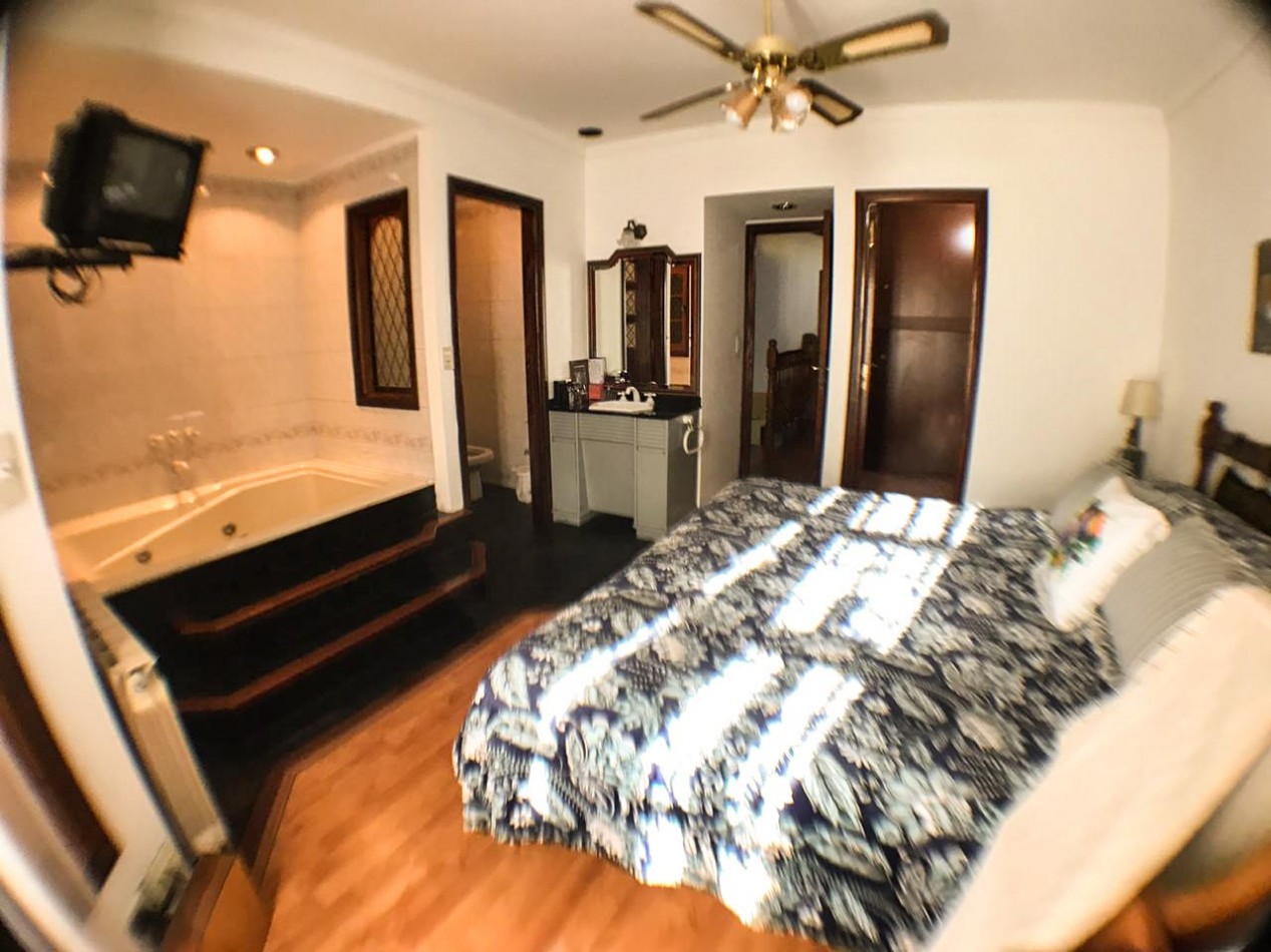 Chalet en P.H. 4 ambientes al frente, totalmente independiente. con cochera. Impecable.