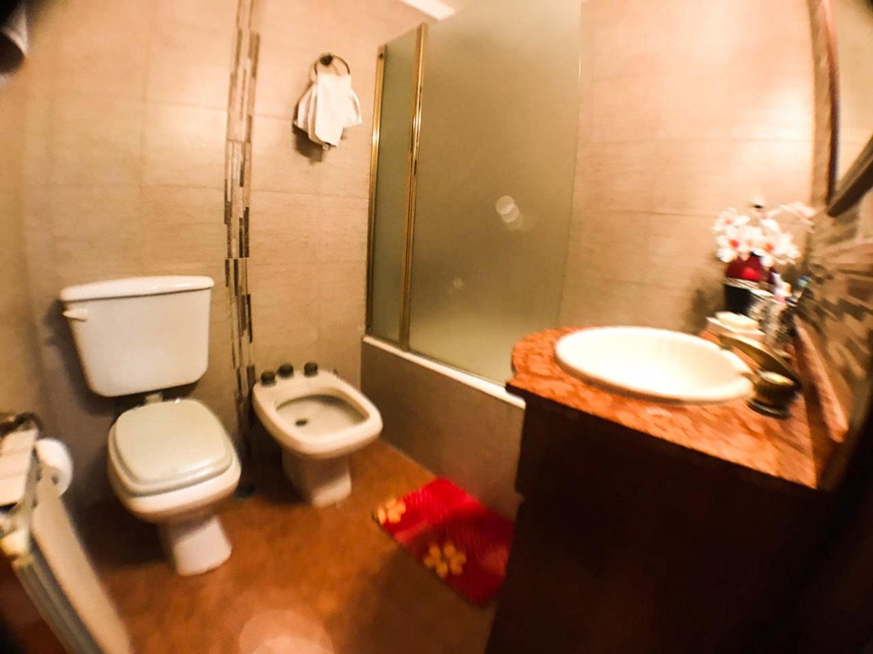 Chalet en P.H. 4 ambientes al frente, totalmente independiente. con cochera. Impecable.