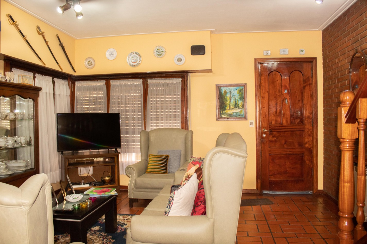 Chalet en P.H. 4 ambientes al frente, totalmente independiente. con cochera. Impecable.