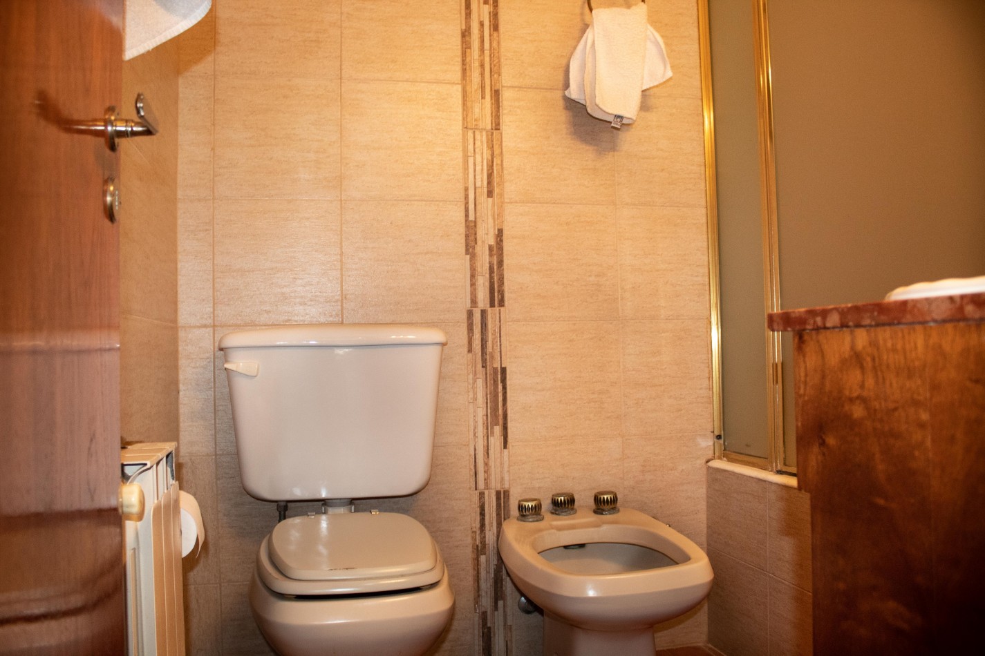Chalet en P.H. 4 ambientes al frente, totalmente independiente. con cochera. Impecable.