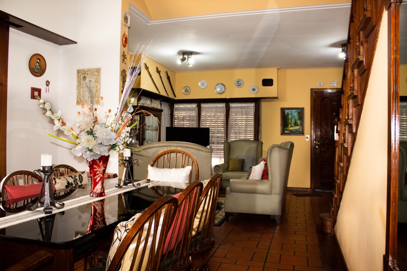 Chalet en P.H. 4 ambientes al frente, totalmente independiente. con cochera. Impecable.