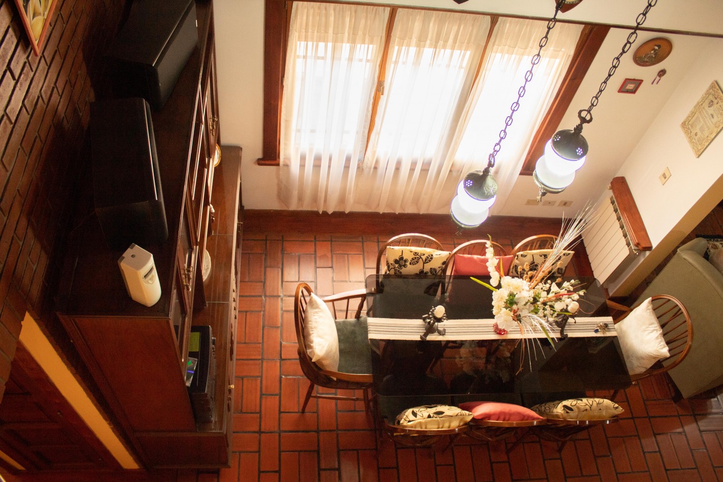 Chalet en P.H. 4 ambientes al frente, totalmente independiente. con cochera. Impecable.