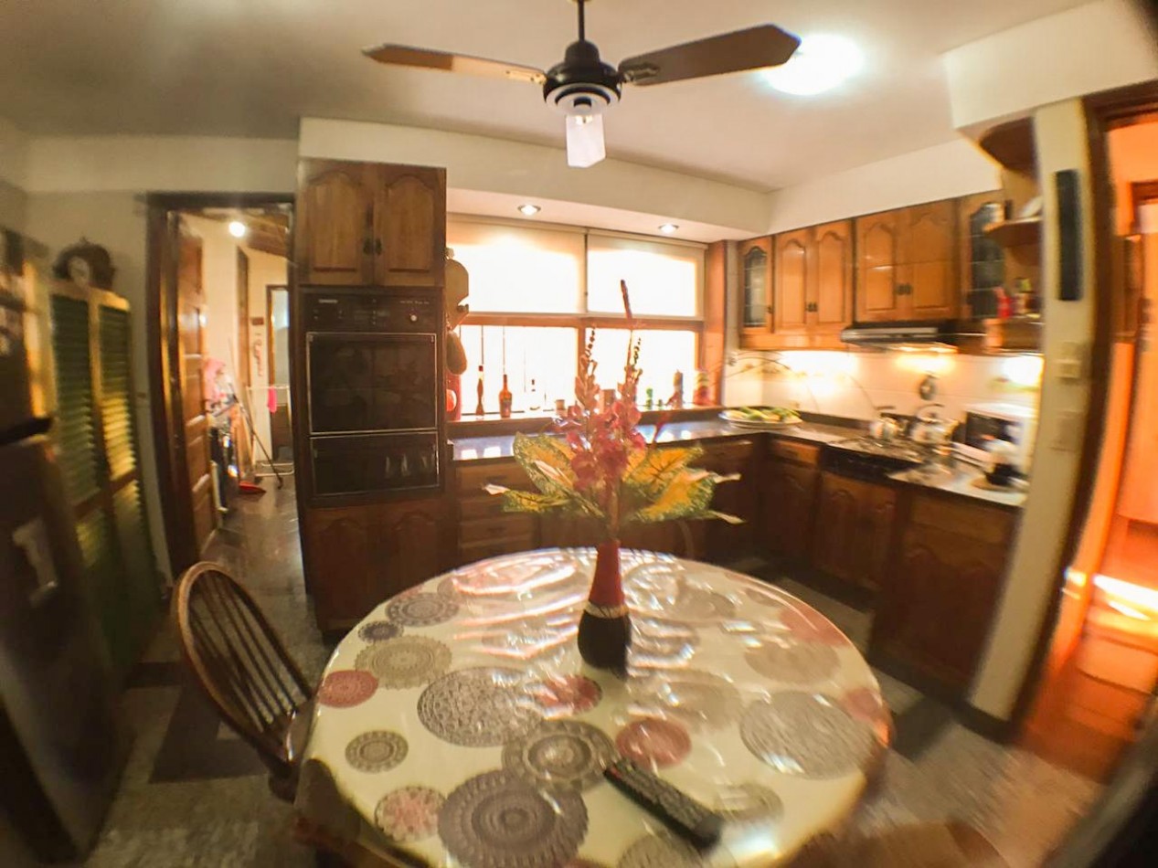 Chalet en P.H. 4 ambientes al frente, totalmente independiente. con cochera. Impecable.