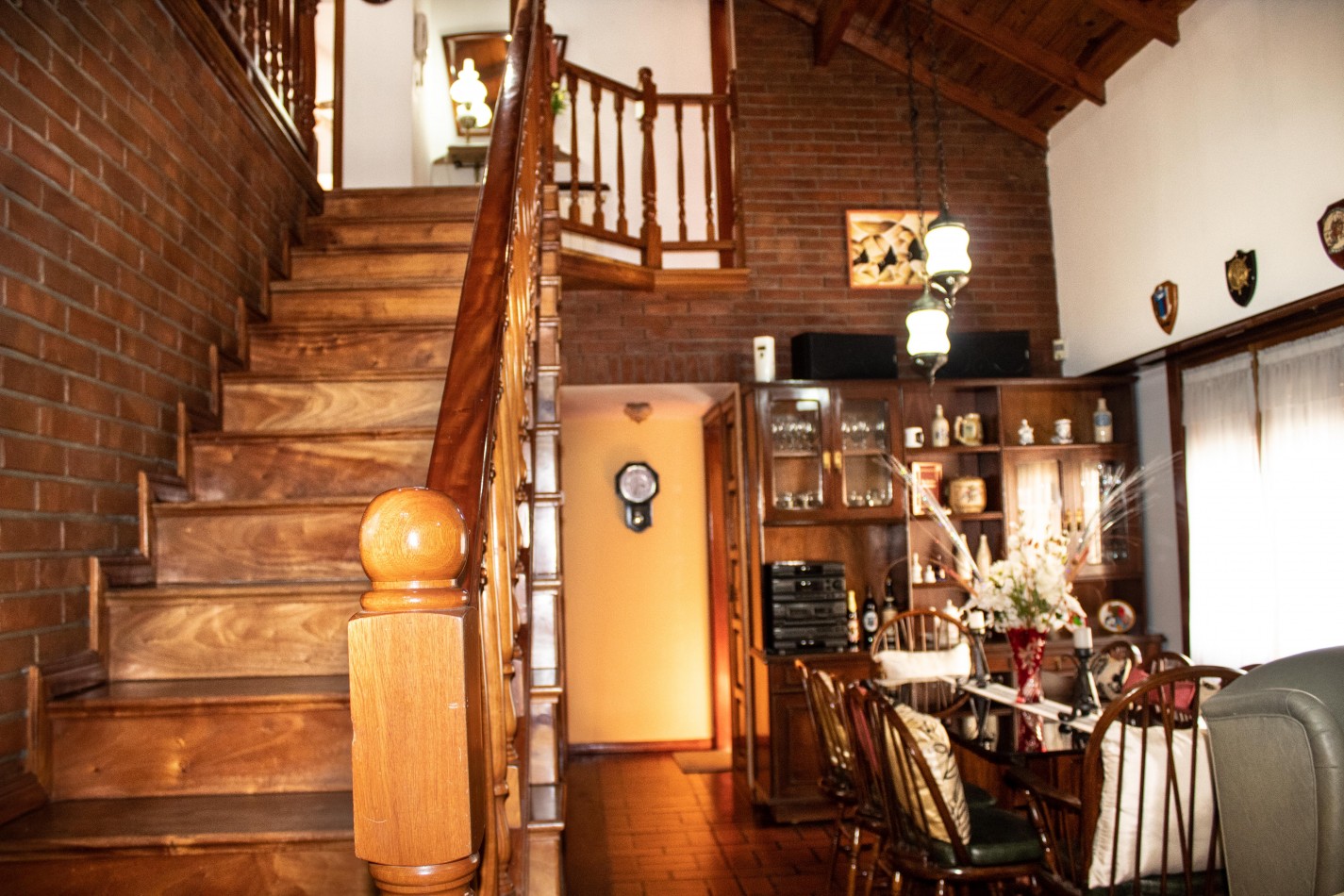 Chalet en P.H. 4 ambientes al frente, totalmente independiente. con cochera. Impecable.
