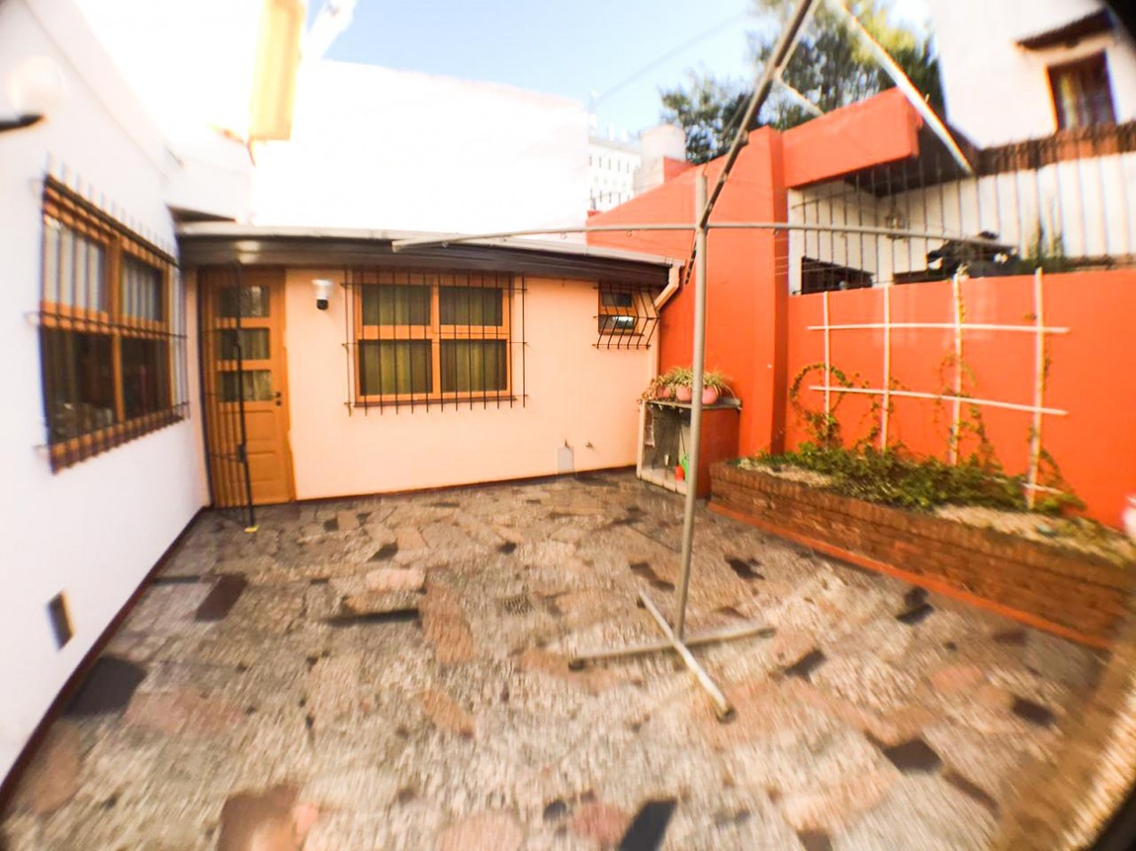 Chalet en P.H. 4 ambientes al frente, totalmente independiente. con cochera. Impecable.