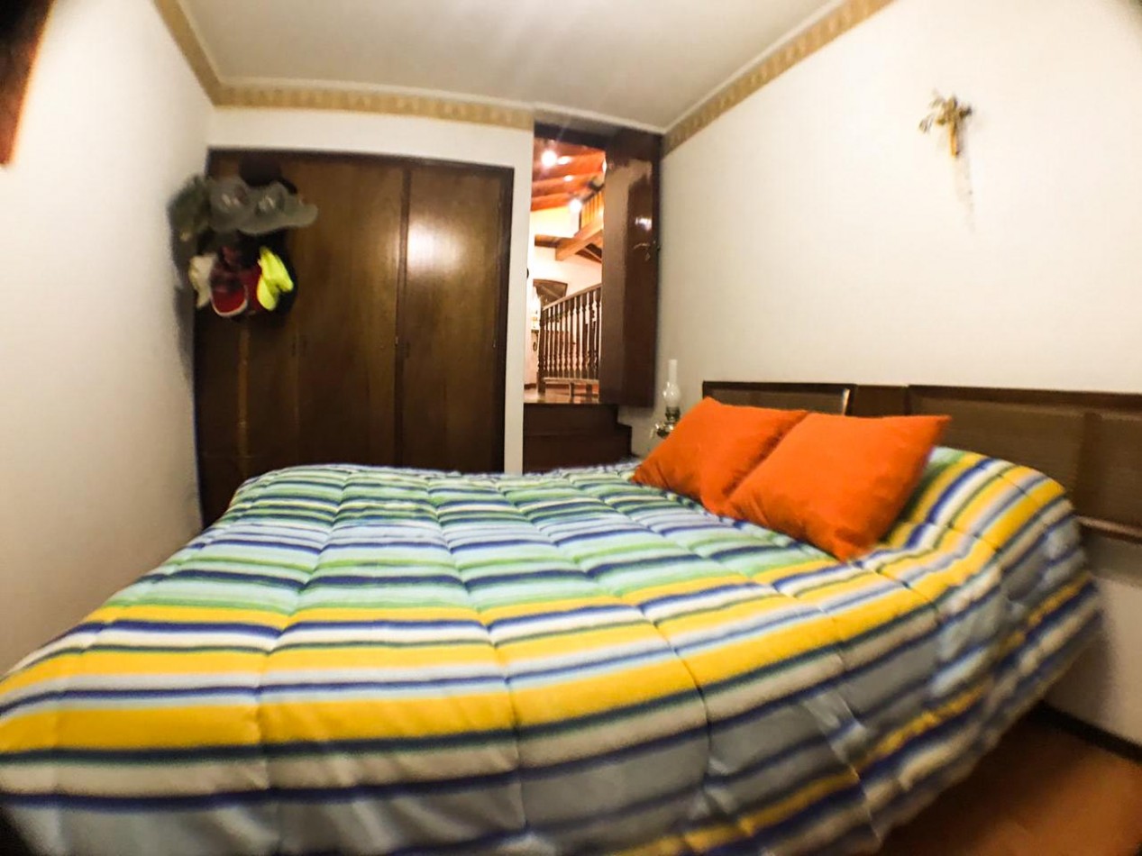 Chalet en P.H. 4 ambientes al frente, totalmente independiente. con cochera. Impecable.