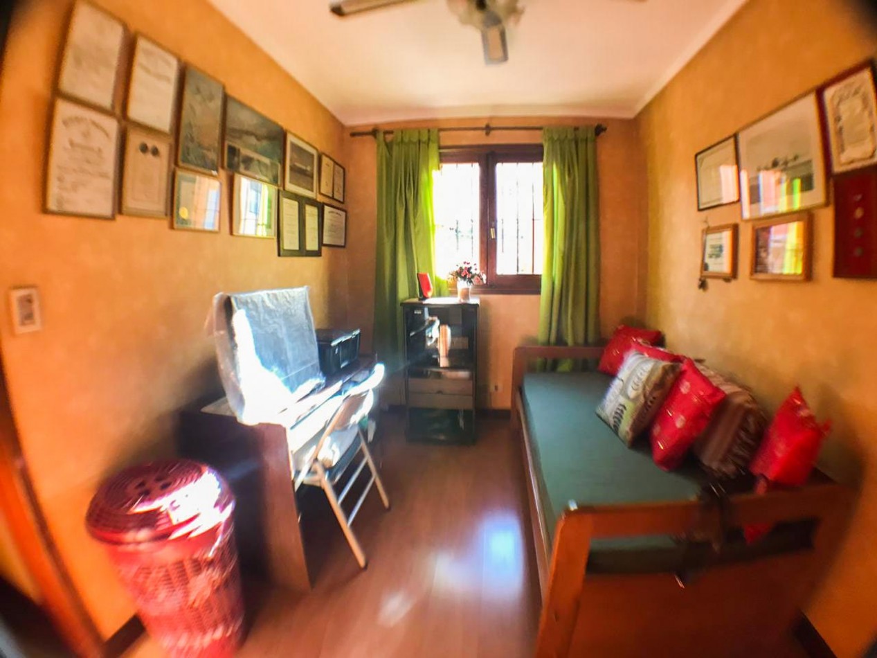 Chalet en P.H. 4 ambientes al frente, totalmente independiente. con cochera. Impecable.