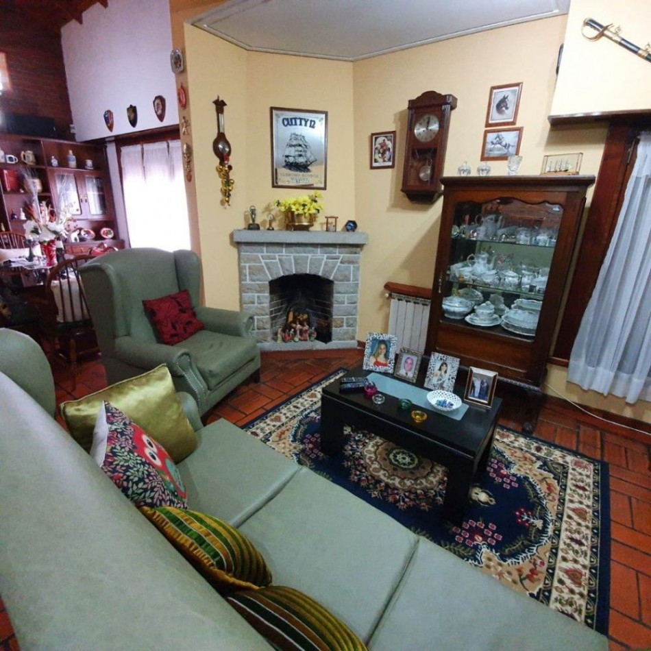 Chalet en P.H. 4 ambientes al frente, totalmente independiente. con cochera. Impecable.